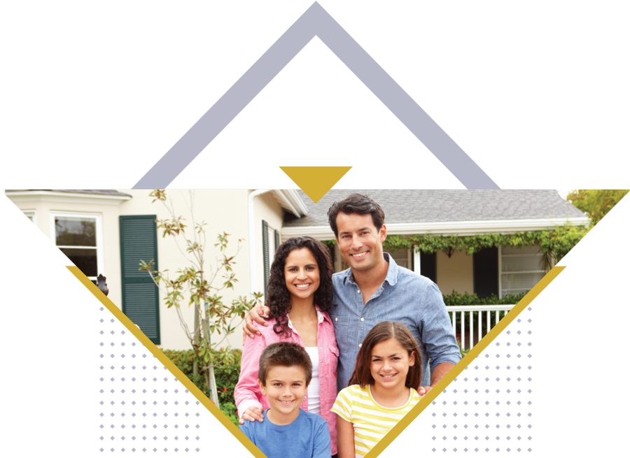 Familia feliz con una casa detras de ellos